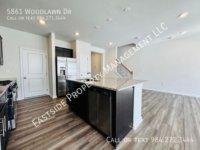 Building Photo - 5861 Woodlawn Dr