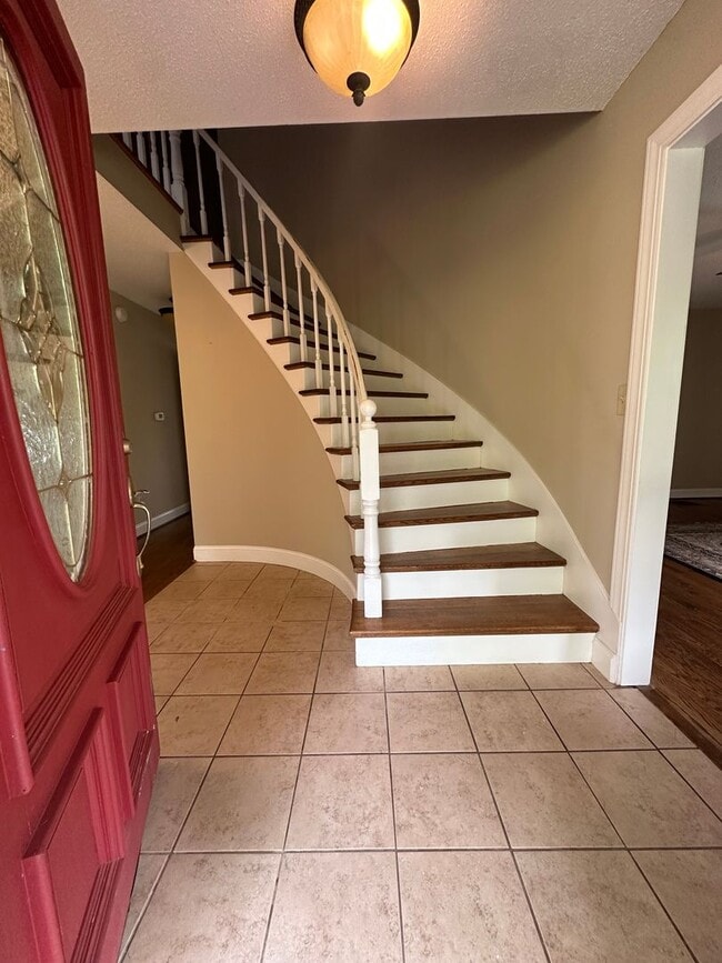 Building Photo - Large Weaverville Rental!