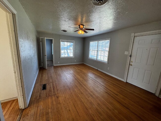 Building Photo - House Located Near Maxey Park, Medical District & Elementary School!