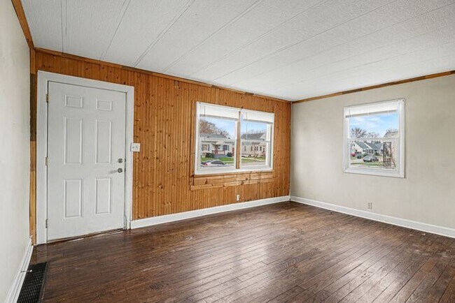 Building Photo - Adorable 2 Bedroom Home