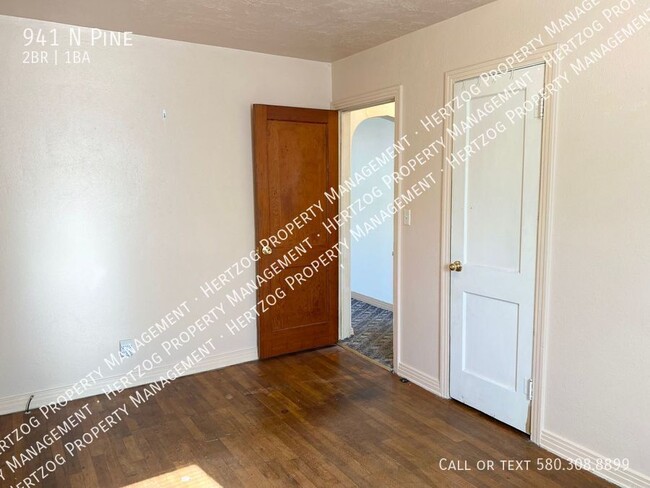 Building Photo - Cozy and Charming 2 Bedroom, 1 Bathroom Ho...