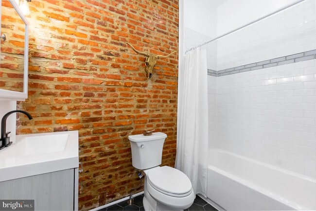 Building Photo - 708 S Curley St