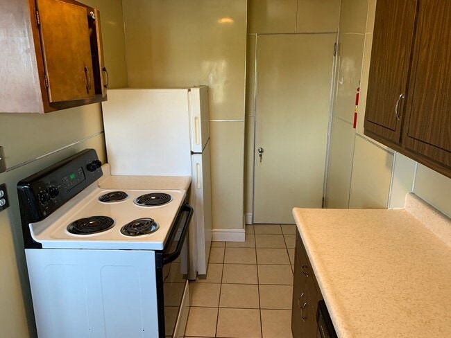 Building Photo - Charming Townhouse in a Beautiful Neighborhood