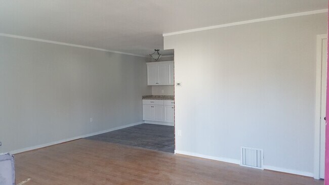 Building Photo - 305 Bernard Ave