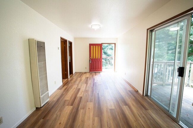 Building Photo - Remodeled 2-Bedroom Apartment for Rent