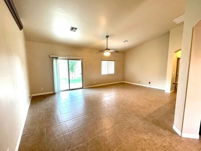 Foto del edificio - Beautiful 3 Bedroom Home in Hualapai Shadows! *HOME IS CURRENTLY OCCUPIED, PLEASE DO NOT DISTURB ...
