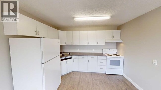 Photo du bâtiment - 9926-105 105 Ave
