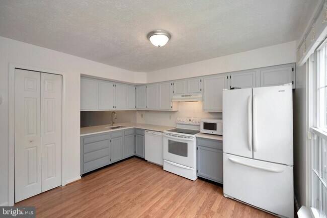 Building Photo - 103 Eaton Ct