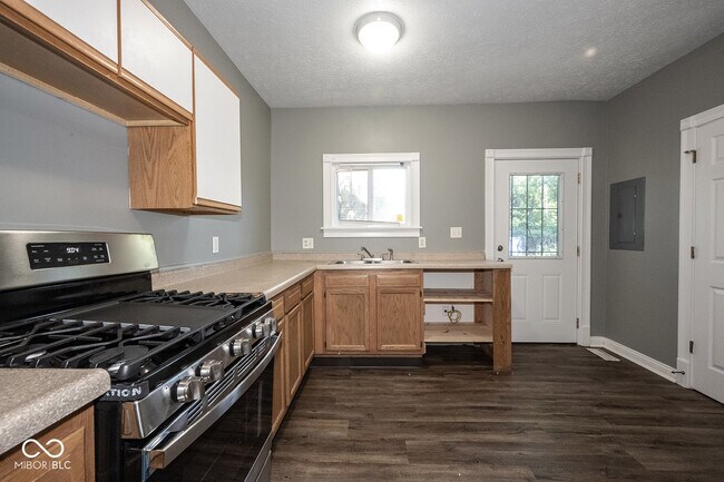 Building Photo - 850 N Temple Ave