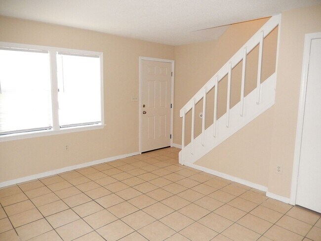 Foto del edificio - LOVELY 2/1.5 NW Twn w/ Granite Counters, Deck, Fenced Yard, & More! $1275/month Avail August 1st!