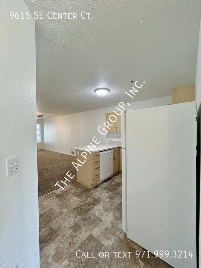 Building Photo - 9615 SE Center Ct