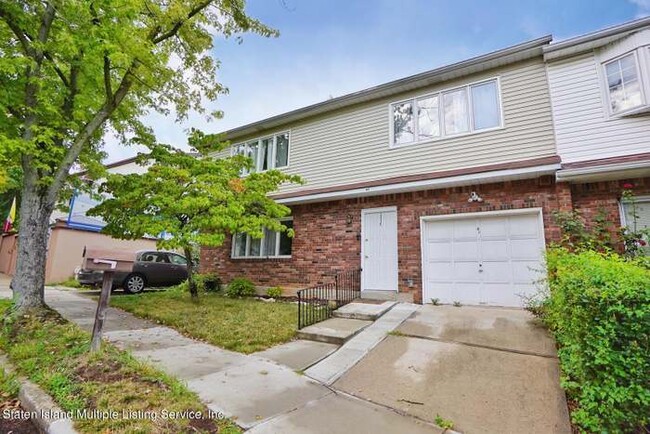 Building Photo - 8 Hemlock Ct