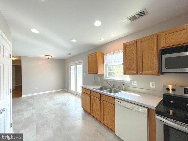 Building Photo - 813 Yardley Dr