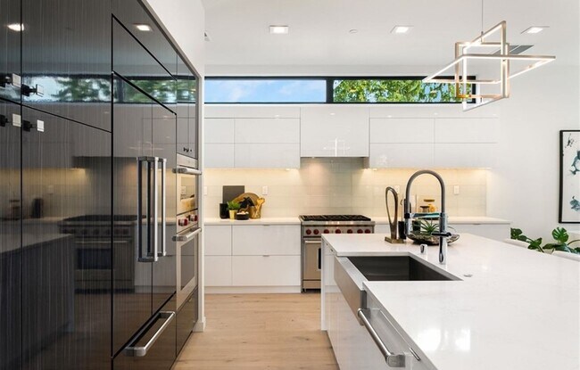 Building Photo - 5 Bed, 5 Bath Stunning NorKirk Singe-famil...