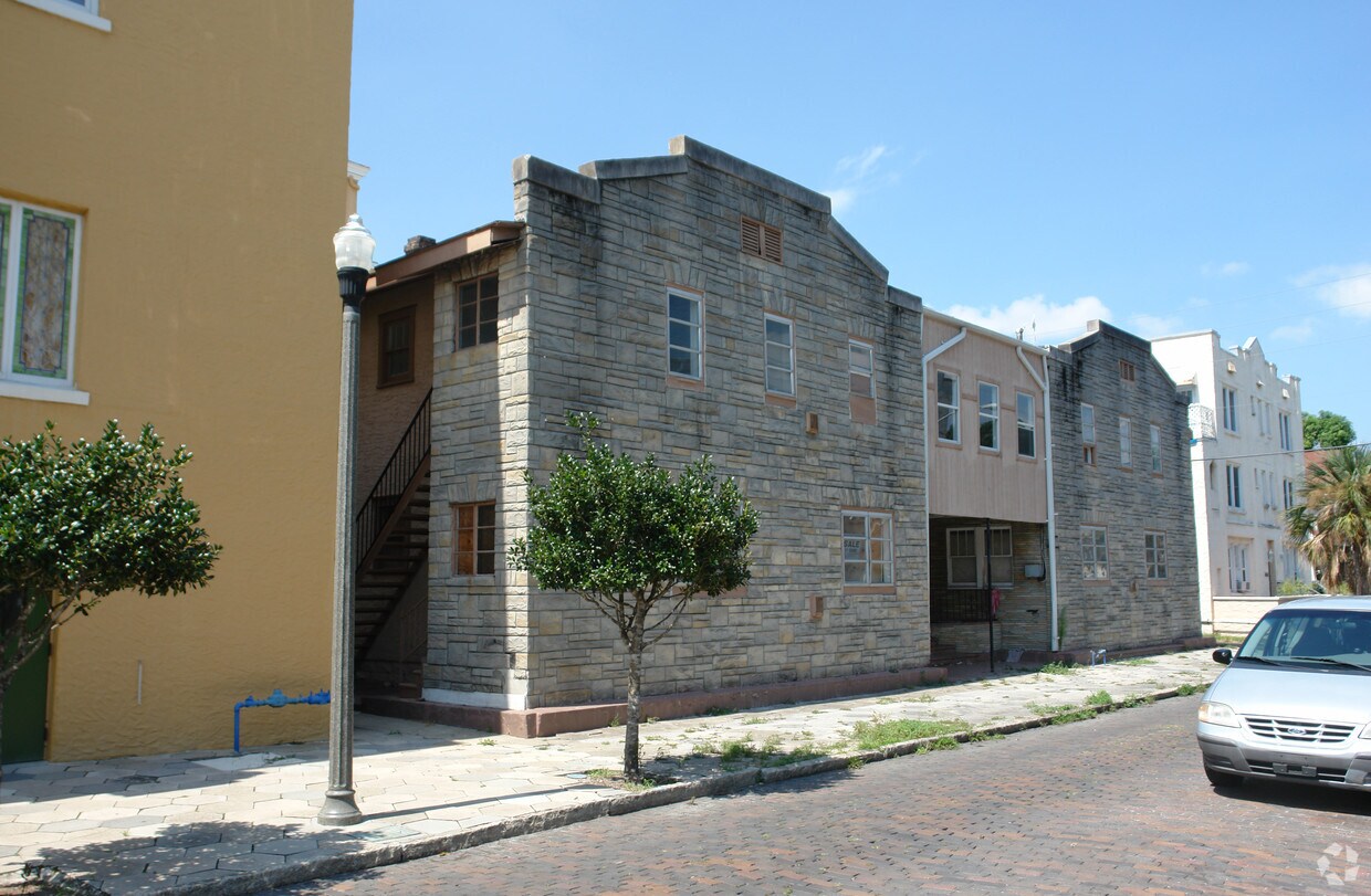 Primary Photo - Mirror Lake Apartments