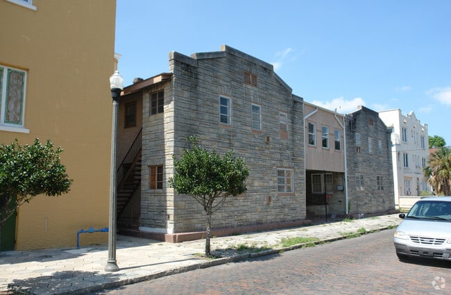 Building Photo - Mirror Lake Apartments