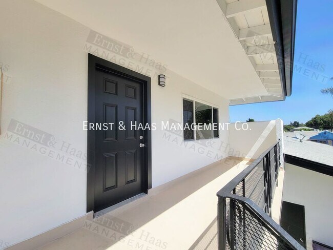 Building Photo - Beautifully Remodeled 2 Bedroom Apartment ...