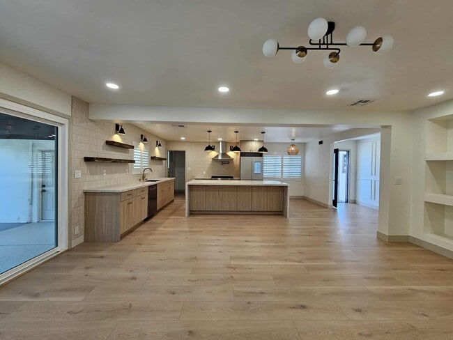 Photo - 114 S Emerald Pl House