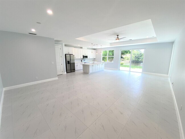 Building Photo - ** GOLDEN GATE ** 4 BED / 2 BATH - SINGLE ...