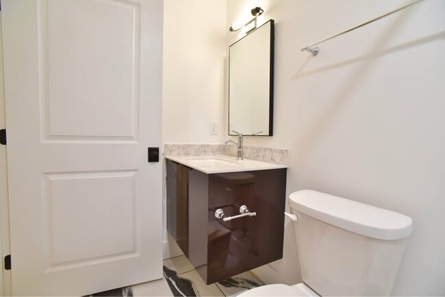 Building Photo - 30 W Broad St