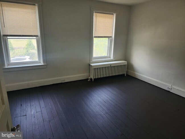 Building Photo - 562 Elm St