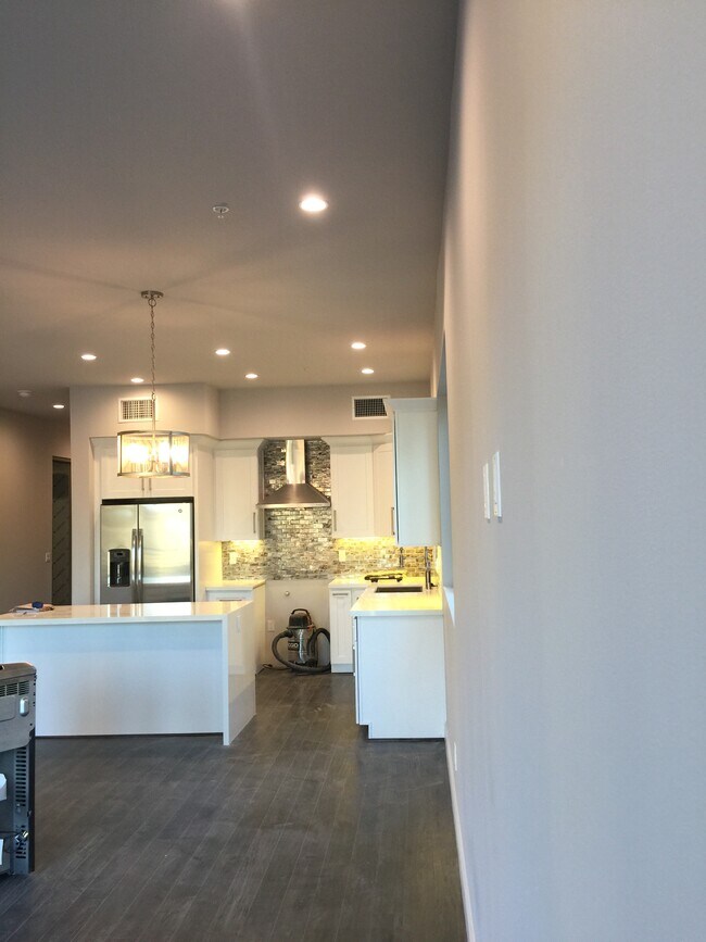 Building Photo - 5017 Laurel Canyon Blvd