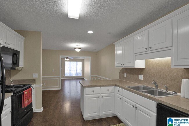 Foto del edificio - 135 Hidden Creek Cir