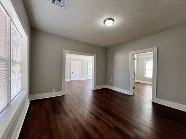 Building Photo - Charming 3BR/1BA Home with Detached Garage