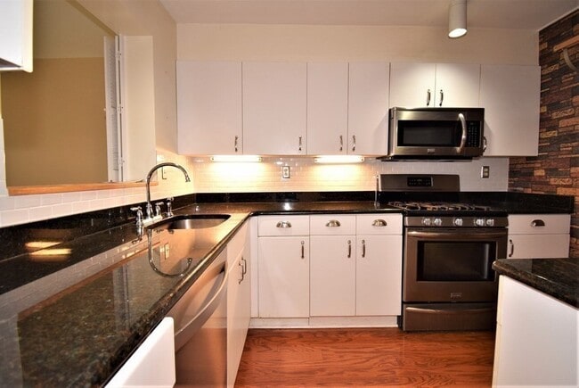 Building Photo - 6 Canal Park