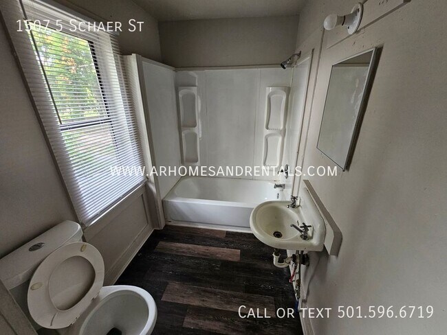 Building Photo - 1507.5 Schaer St