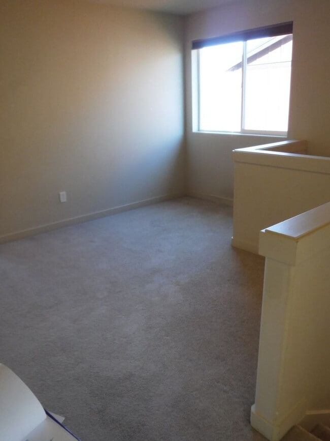 Building Photo - Conveniently Located 3 Bed/2.5 Bath Single...