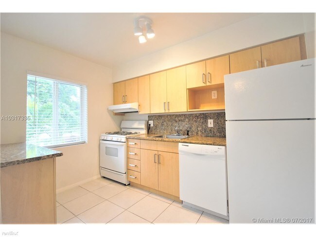 Foto del edificio - 666 NE 80th St