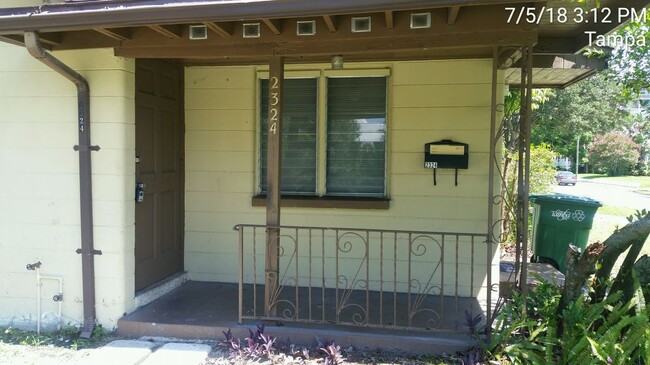 Building Photo - SOHO 2/1 Duplex with Carport and Corner Yard