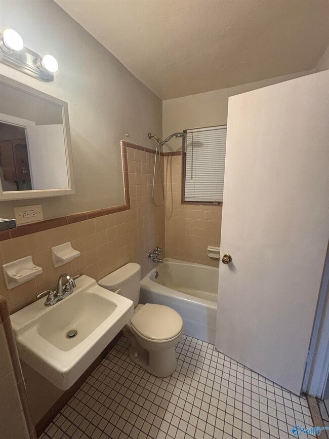 Building Photo - 907 Stevens Ct NE