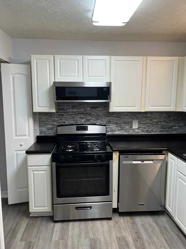 Kitchen stove with new backsplash - 2925 Spruce Cir