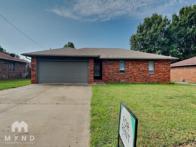 Building Photo - 1140 W Lindberg St