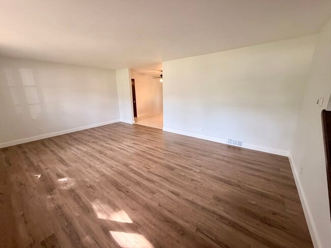 Building Photo - 4522 Golf Dr