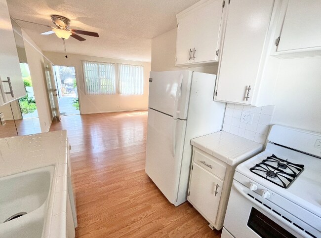 Foto del edificio - 1830 N La Brea Ave