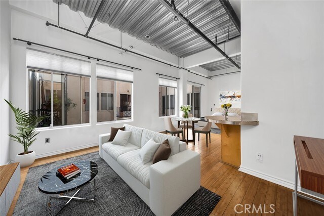Foto del edificio - 312 W 5th St