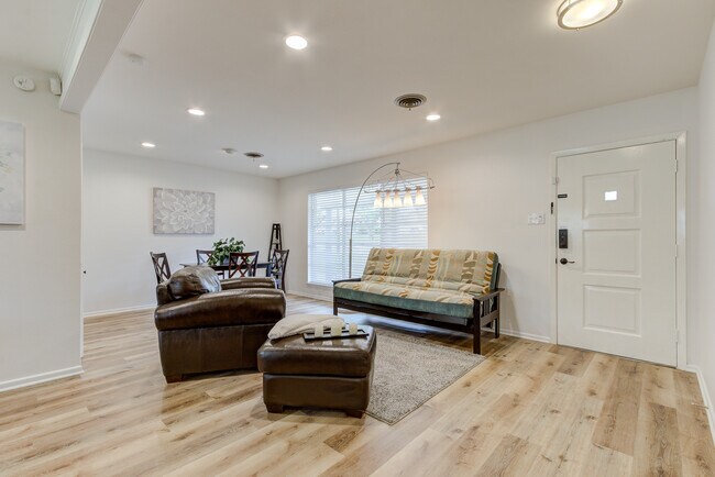Foto del edificio - 502 Downshire Dr