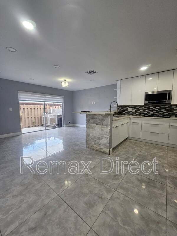 Foto del edificio - 331 Cypress Way W