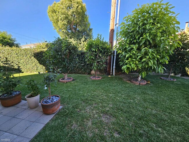 Building Photo - 3 br, 2.5 bath Townhome - 122 North Avenue...