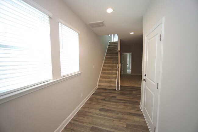 Building Photo - 147 Manordale Dr