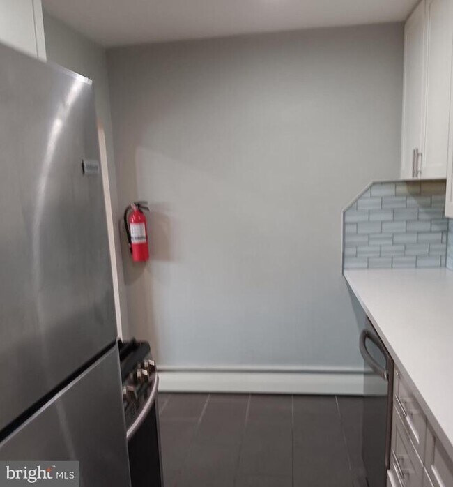 Foto del edificio - 153 BURMONT Rd