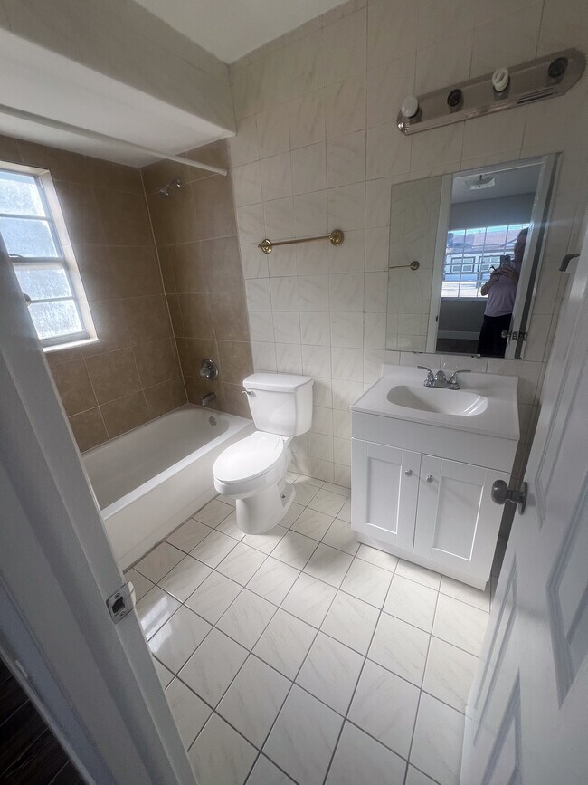 Building Photo - 7506 N Thatcher Ave