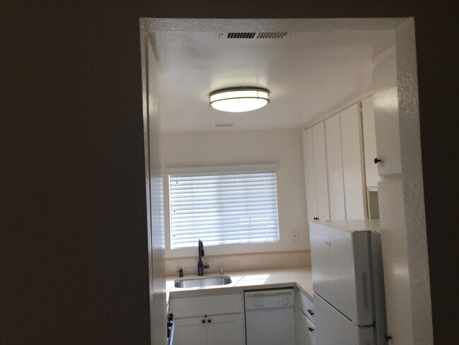 Building Photo - 23401 La Crescenta