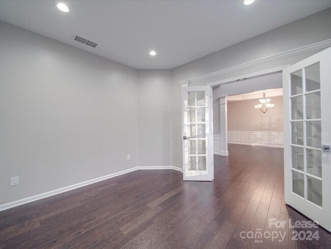 Foto del edificio - 9121 Linden Tree Ln