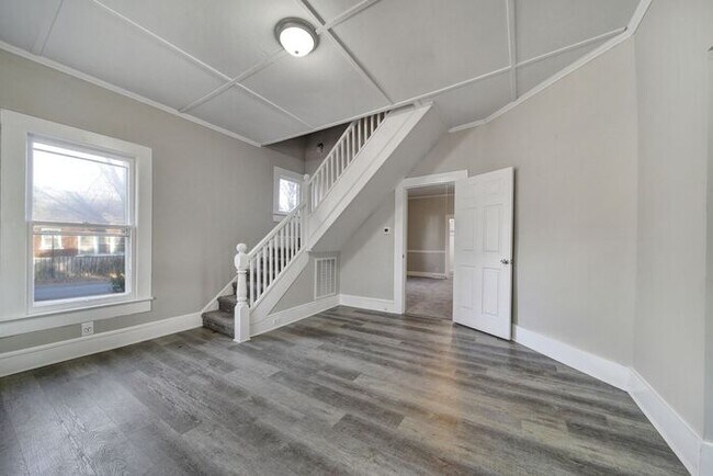 Foto del edificio - BEAUTIFULLY REMODELED 4 BEDROOM HOME IN HI...