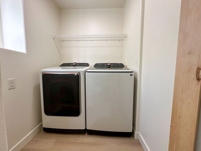 Foto del edificio - Beautifully Updated Townhome Near DIA