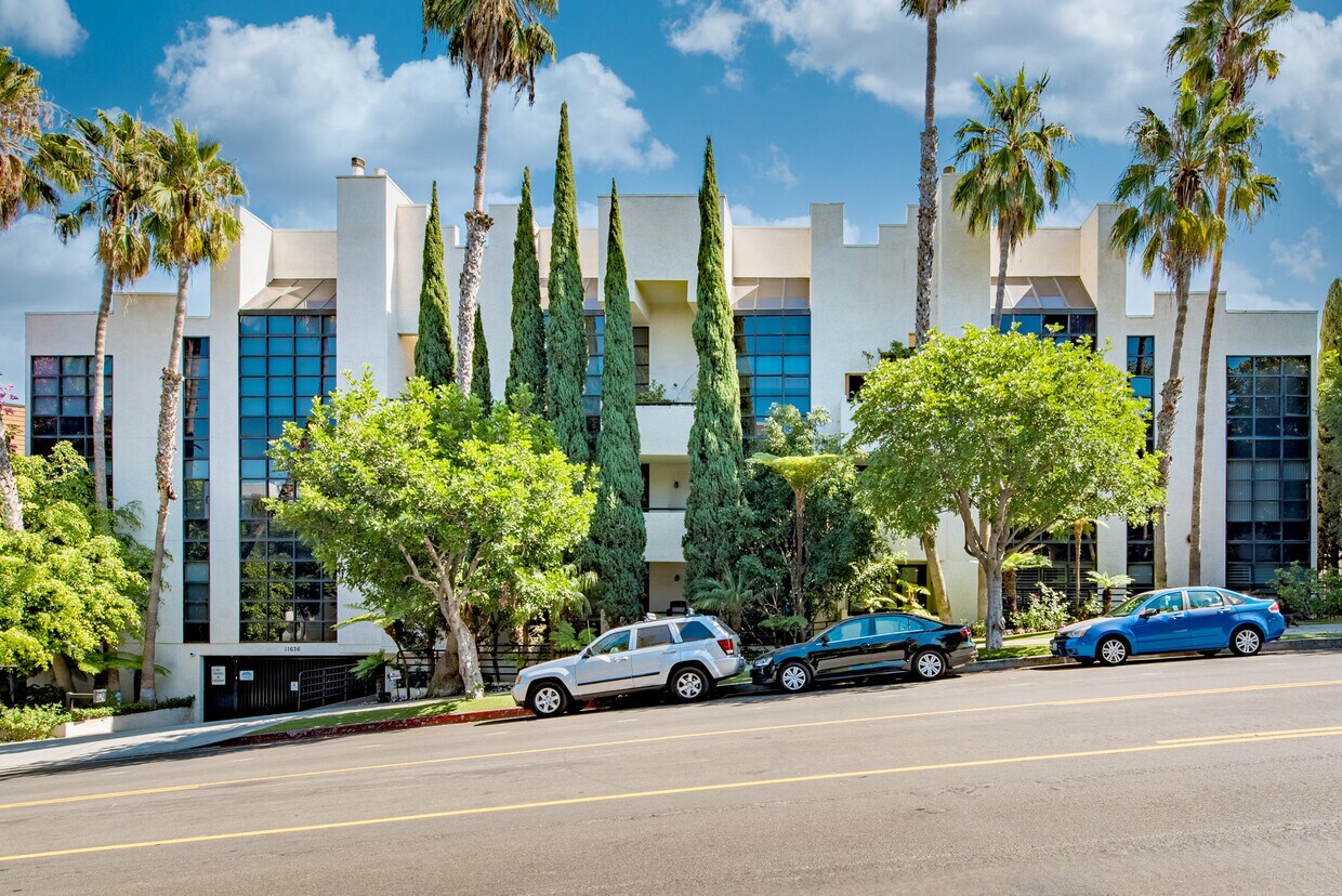 Front of Building - 11636 Montana Ave